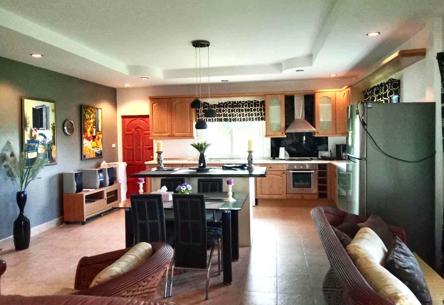 Öppen planlösning med vardagsrummet