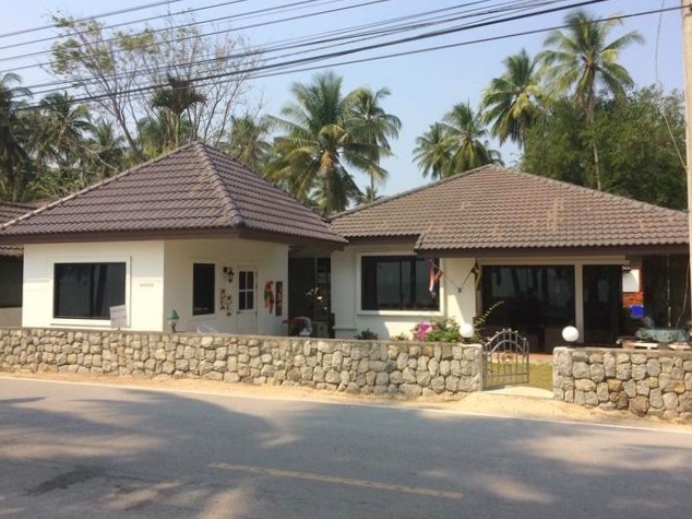 Strandvillan med gästhuset till vänster i bild