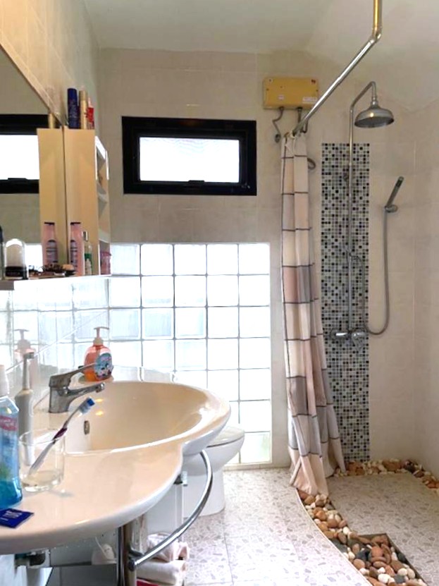 Badrum 1 med dusch och WC