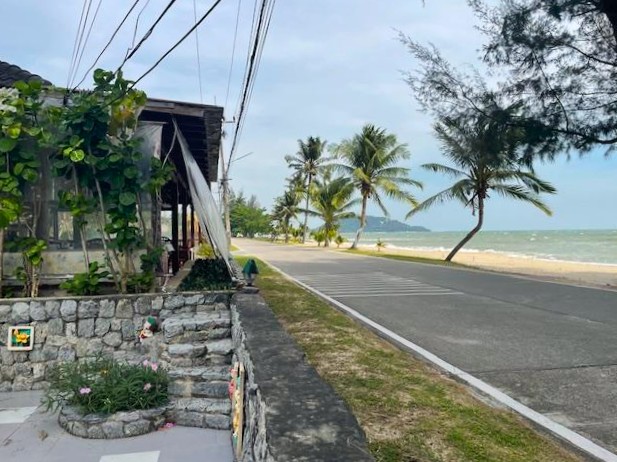 En lokal restaurang finns runt hörnet