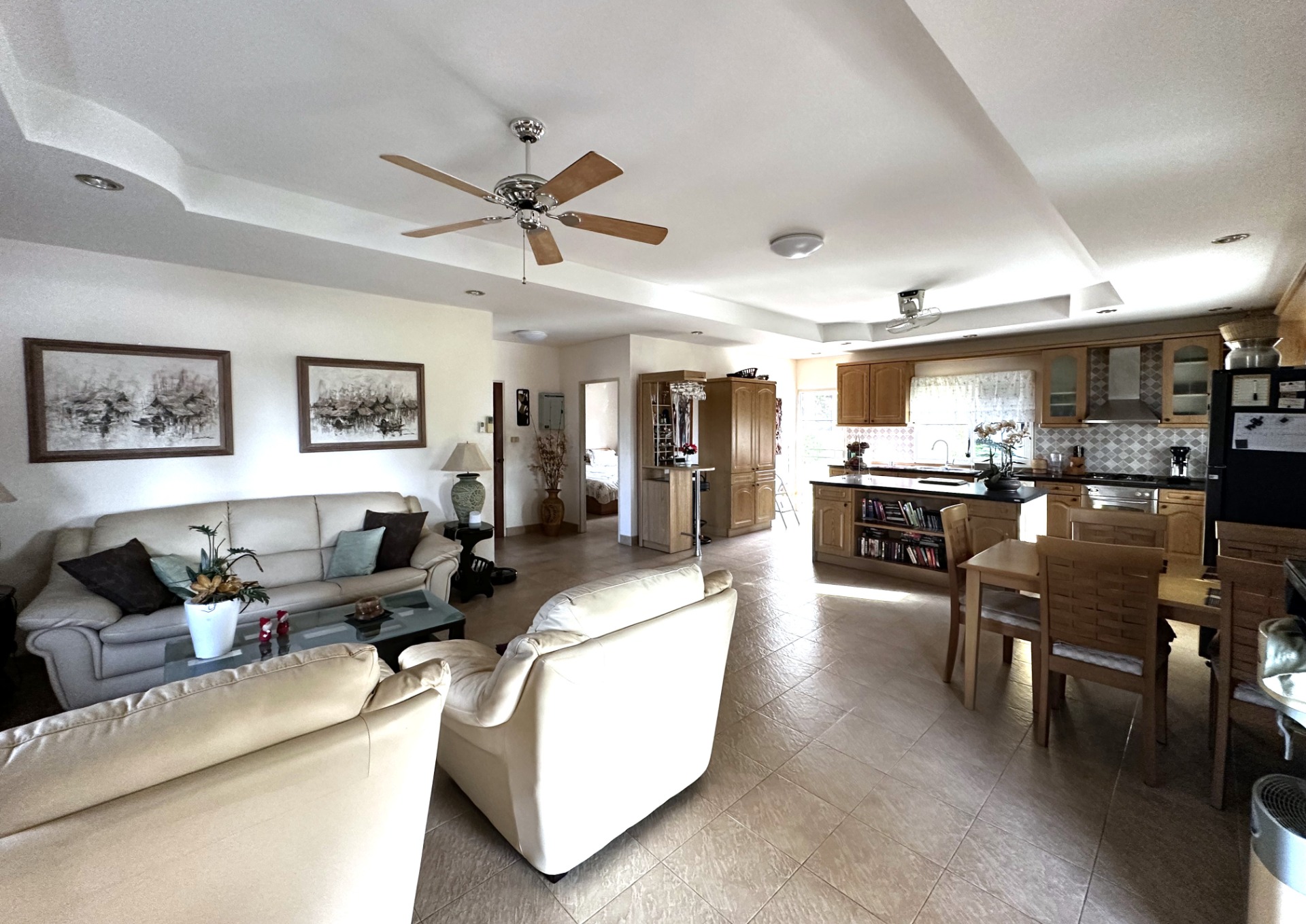 Vardagsrummet med öppen planlösning med matsal och kök