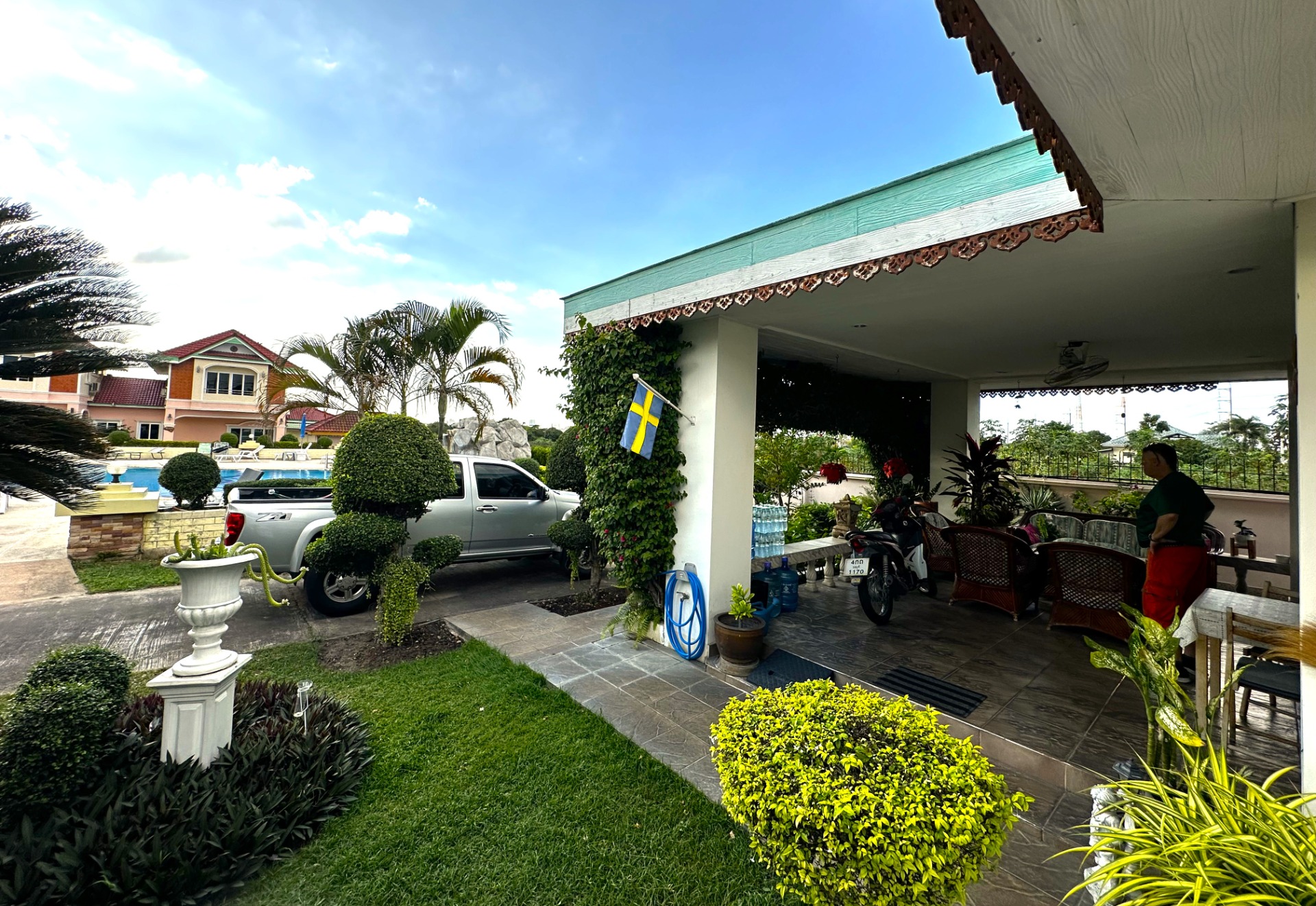 Vy från terrassen mot poolen