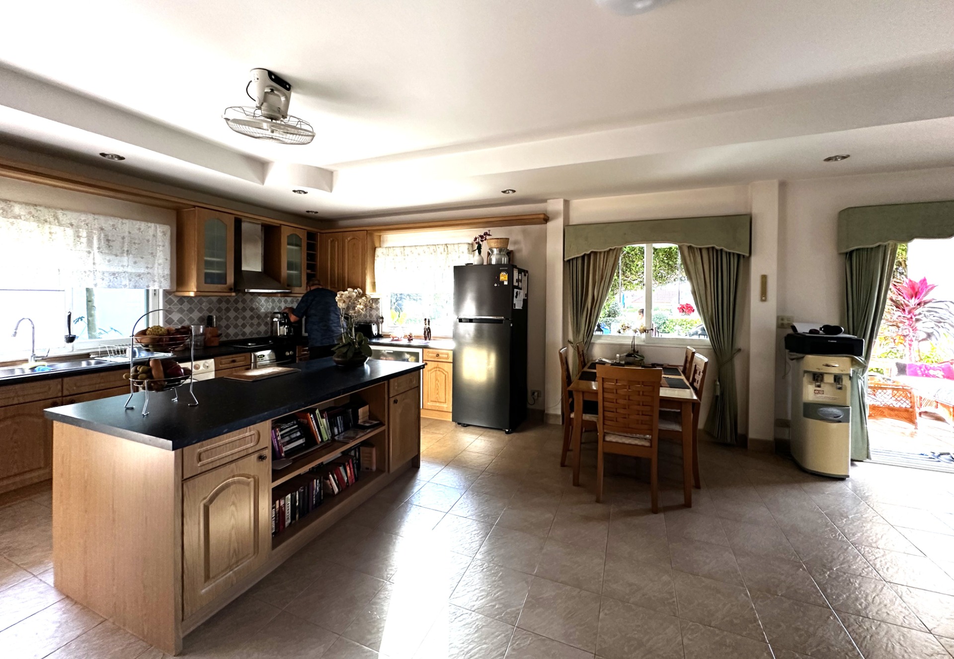 Matplatsen vid köksön