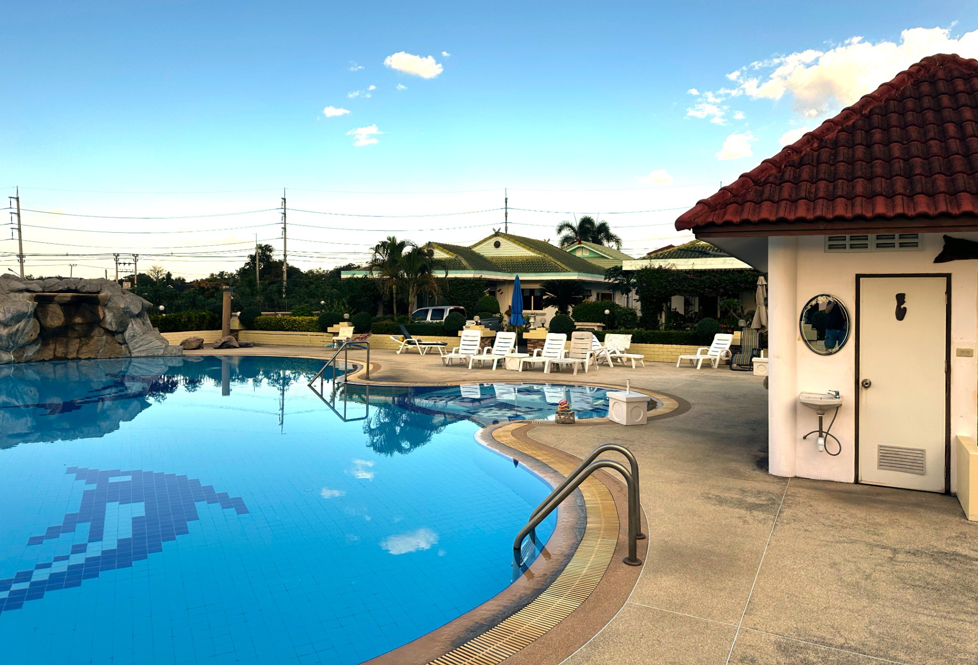 Saltvatten pool med wc och duschar