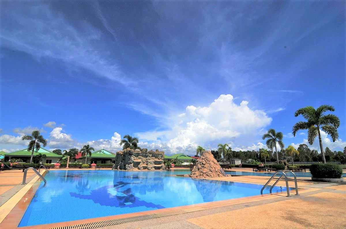 Stor saltvattenpool om 2500 kvm