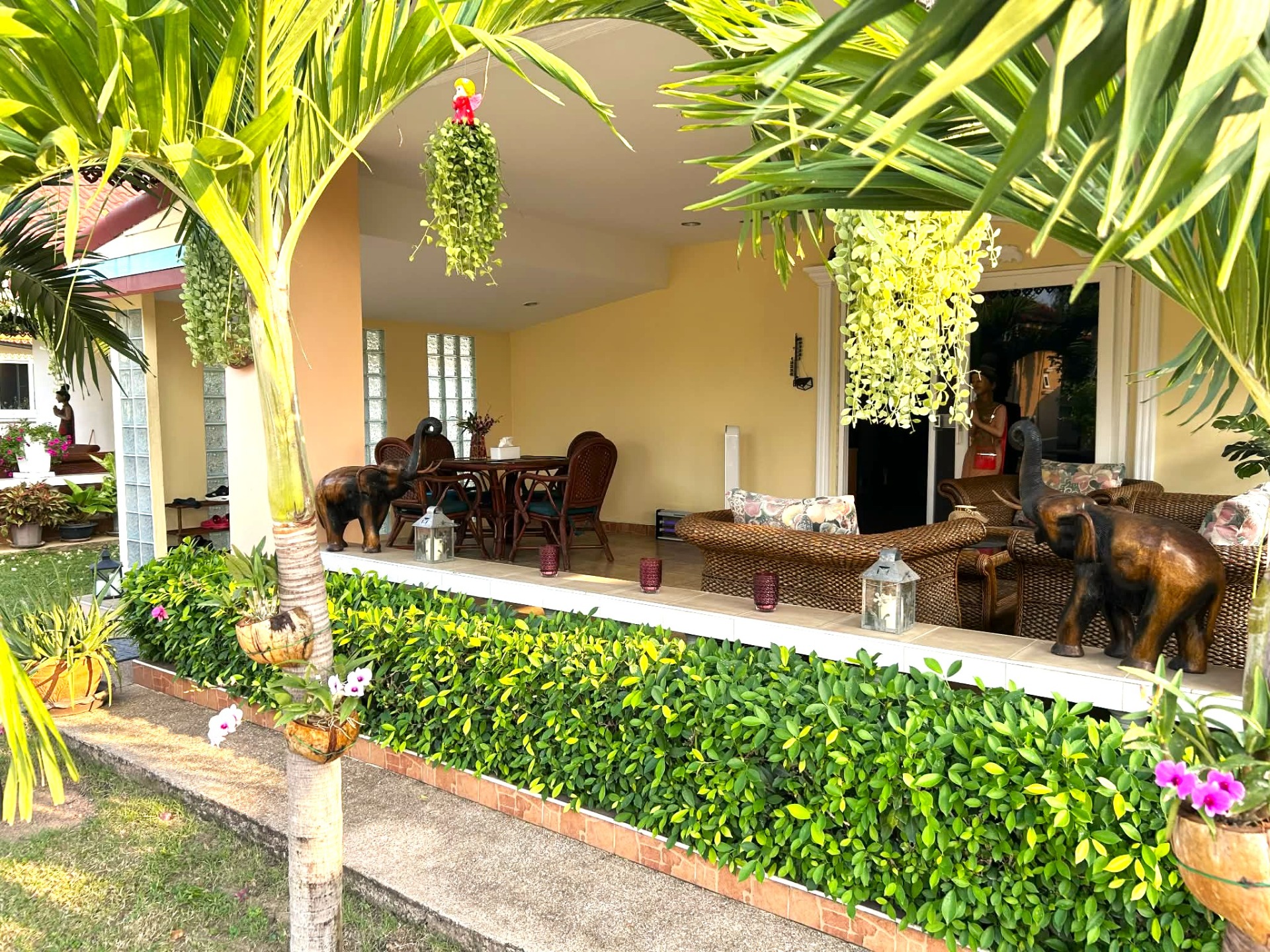 Stor terrass under tak om 28 kvm