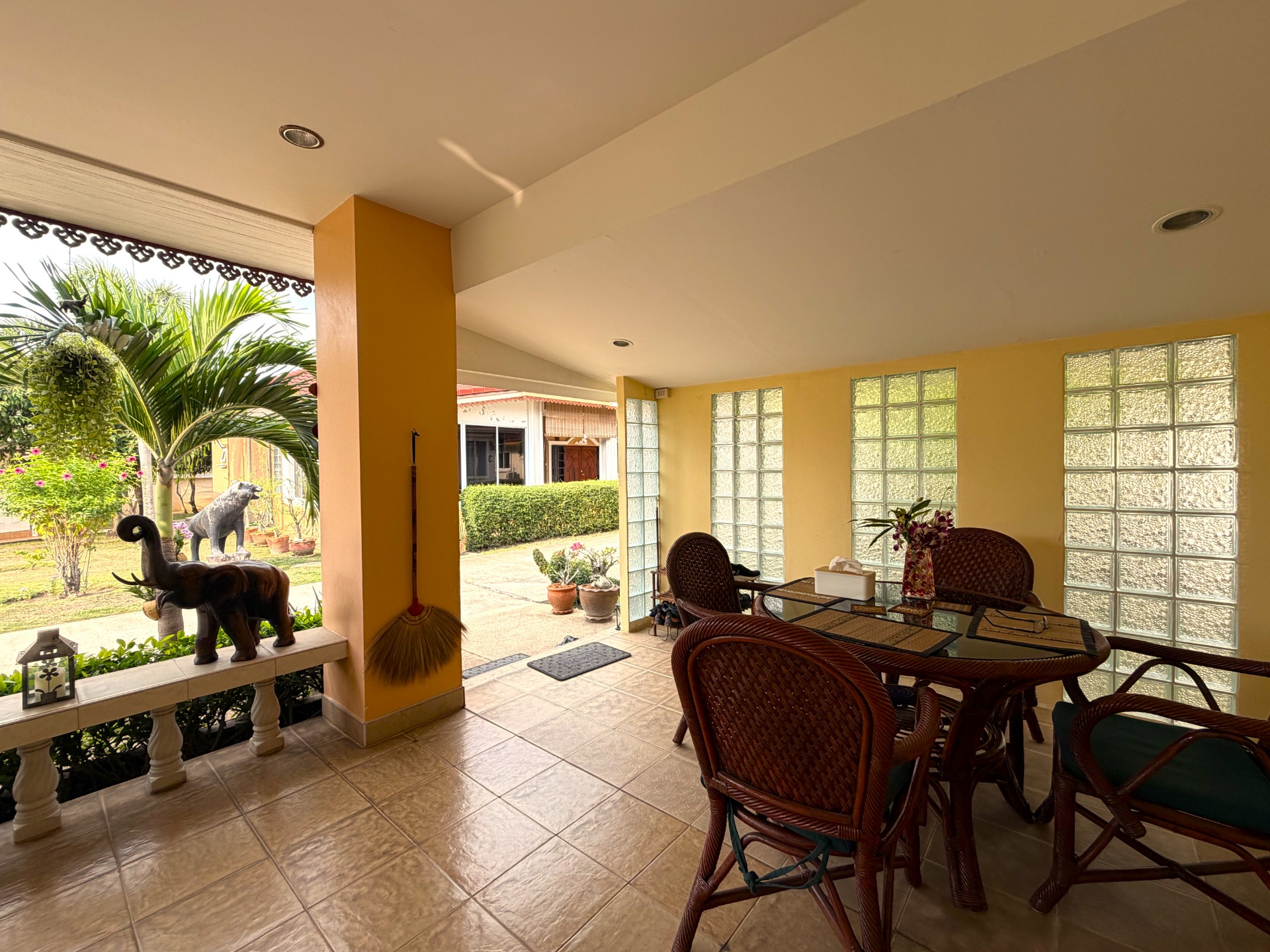 Extra stor terrass med betonglas