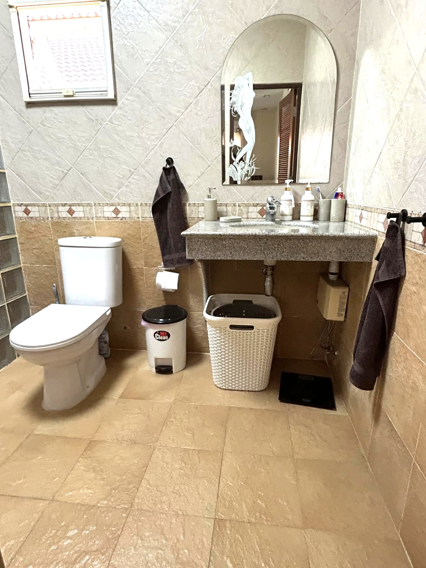 Badrum med WC, handfat och dusch