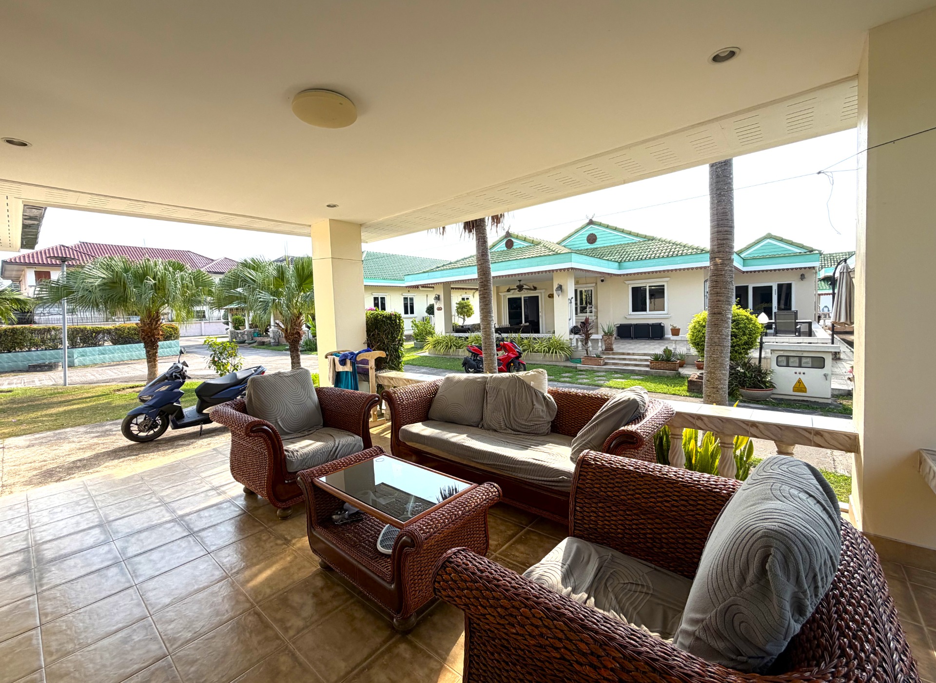 Stor terrass under tak