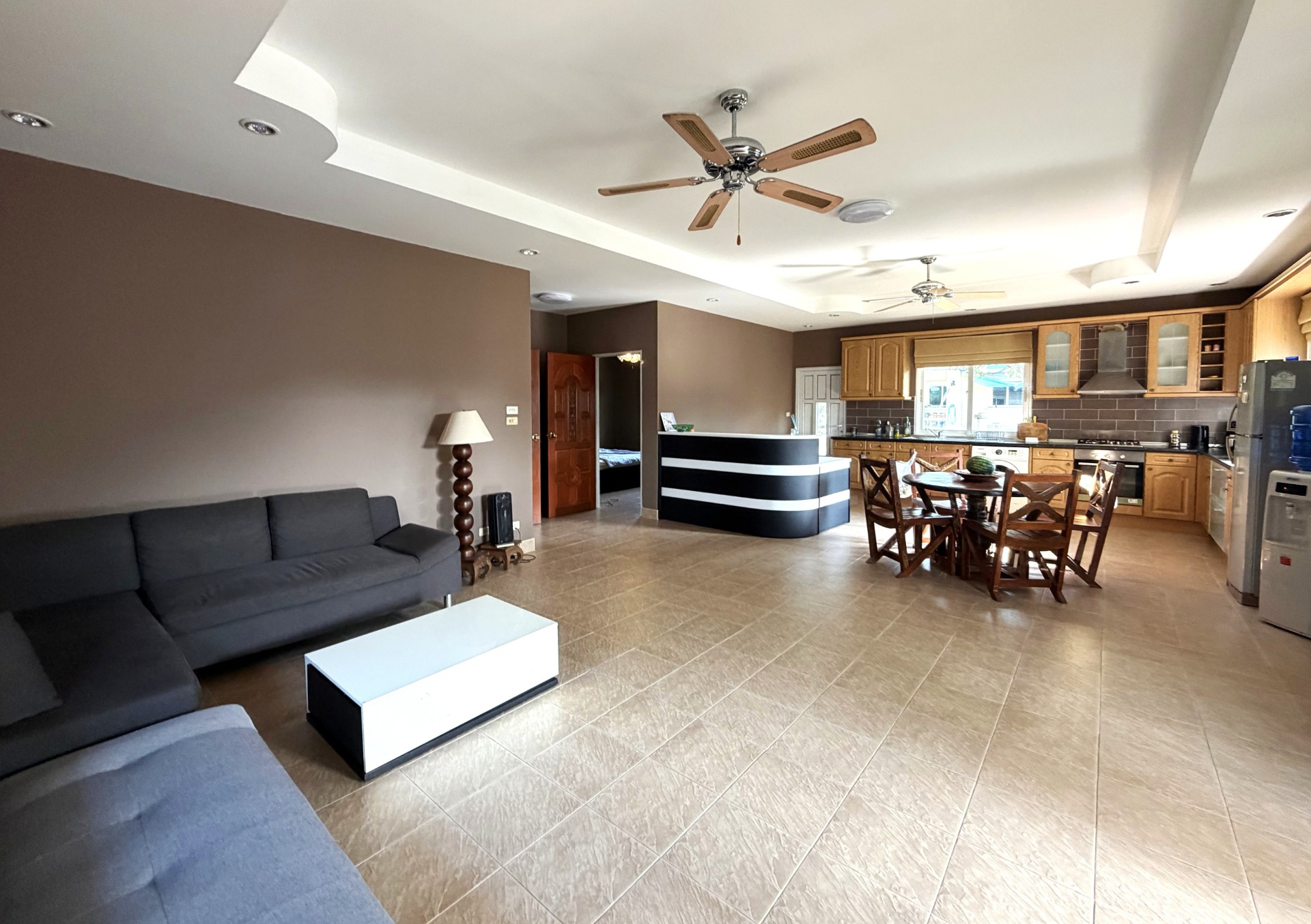 Öppen planlösning med vardagsrummet och köket