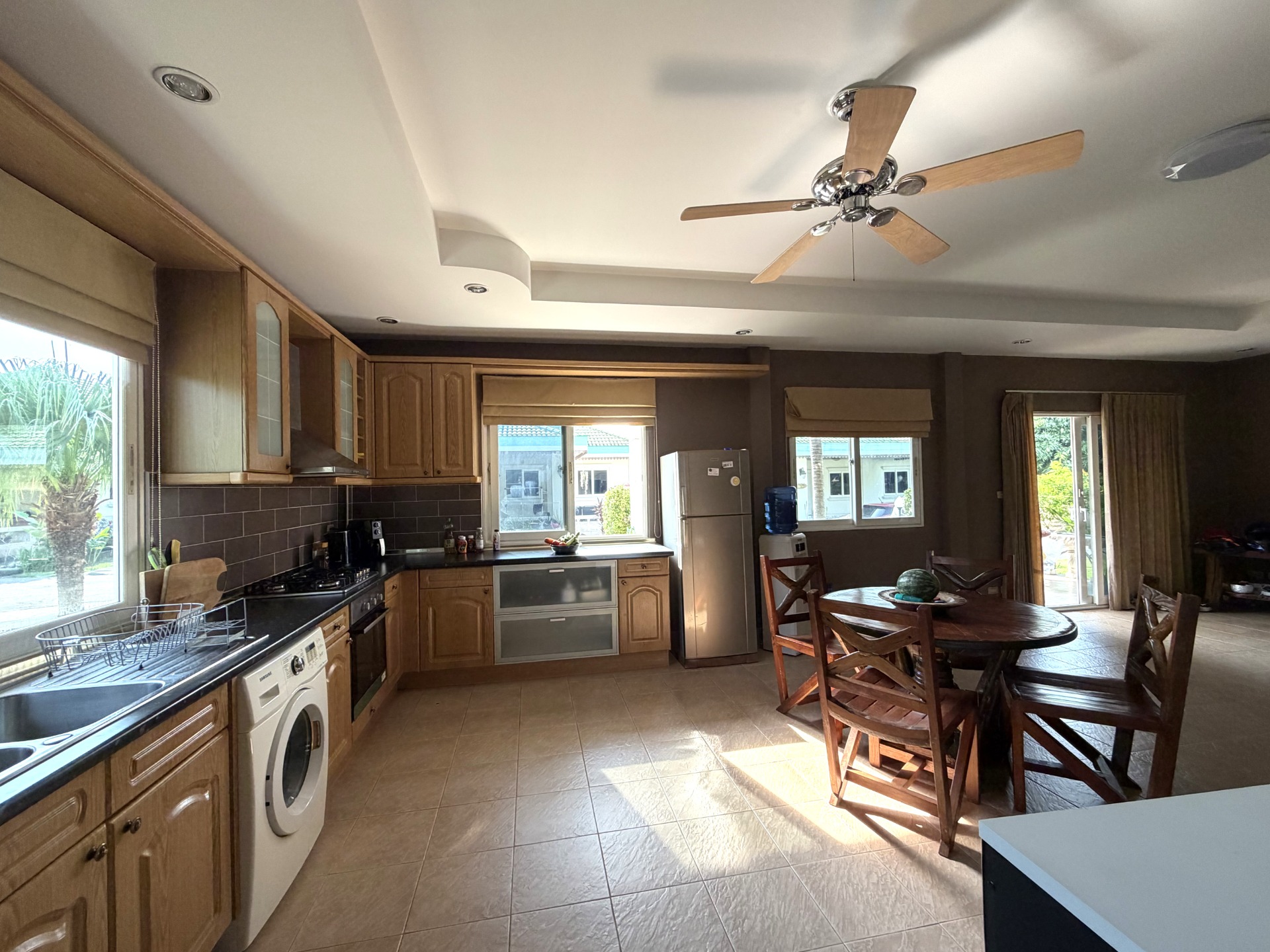 Trevligt kök med tvättmaskin