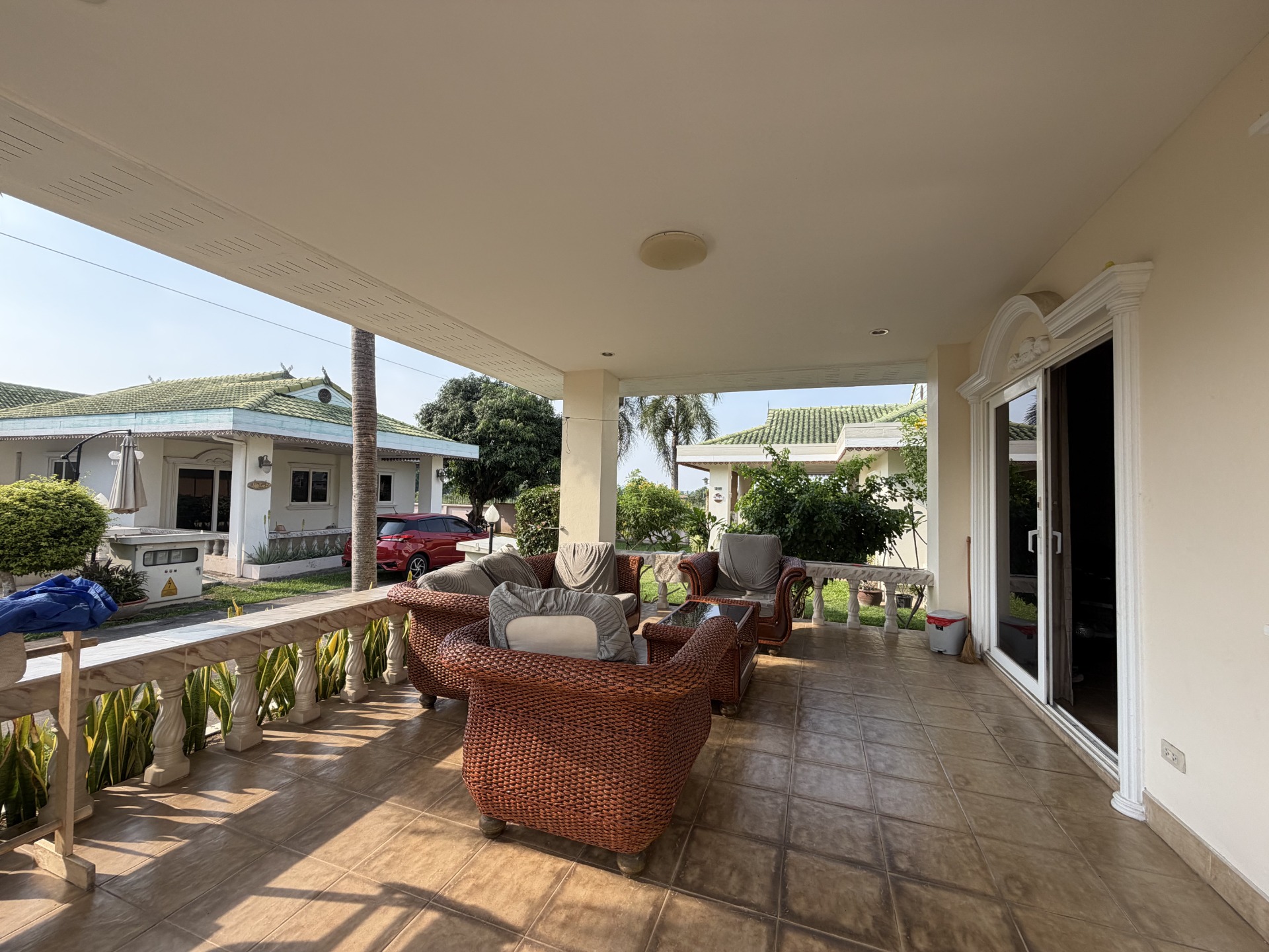 Rotting möbler på terrassen