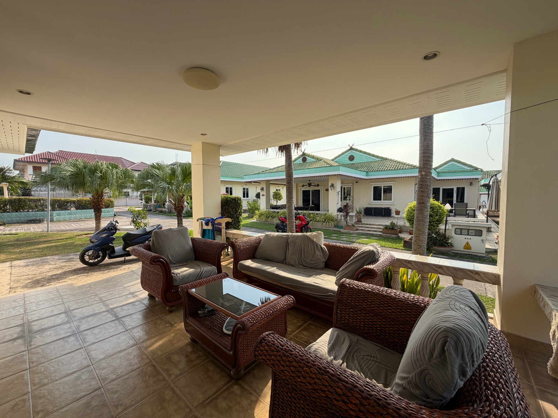 Stor terrass under tak