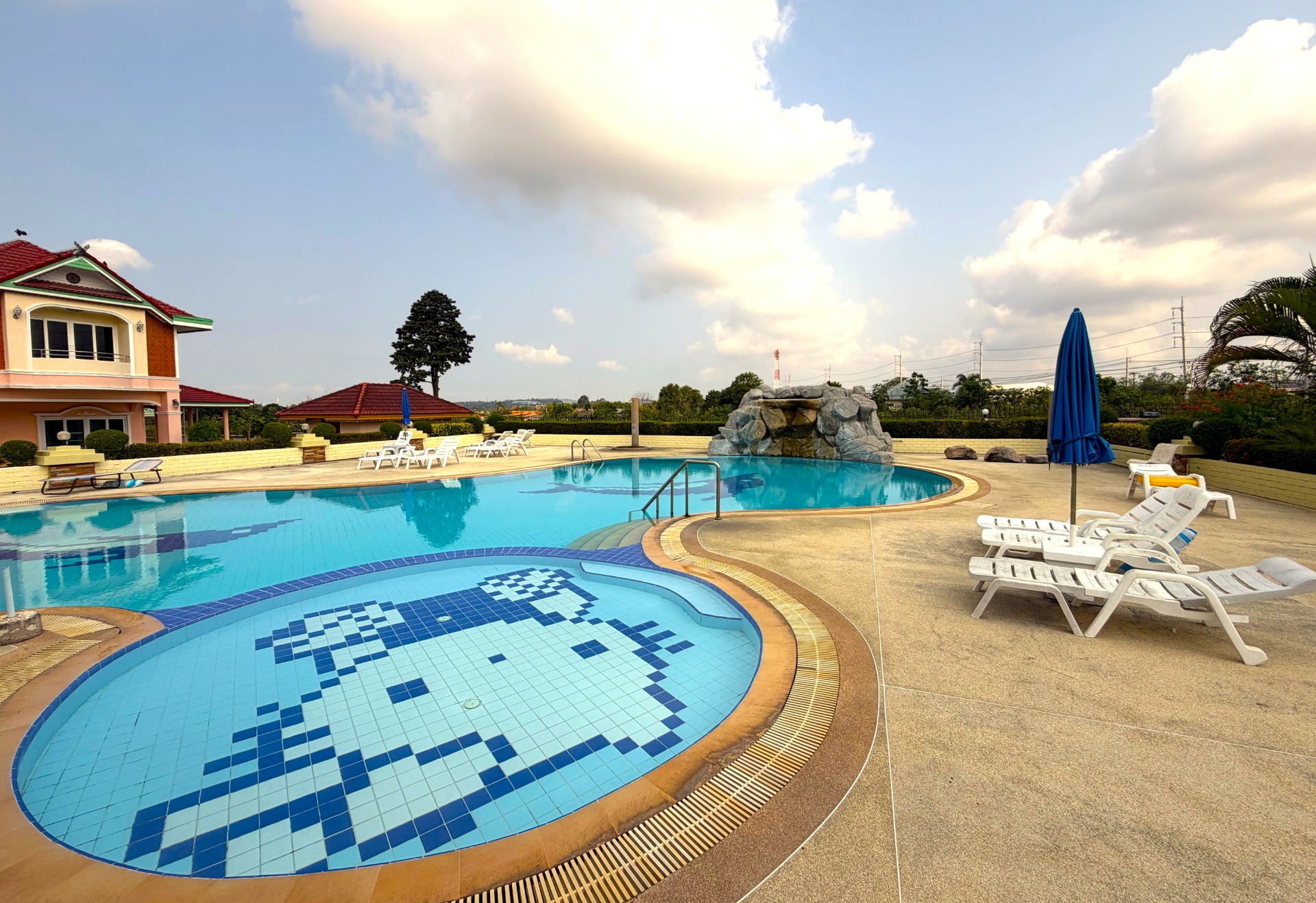 Saltvatten pool med wc och duschar