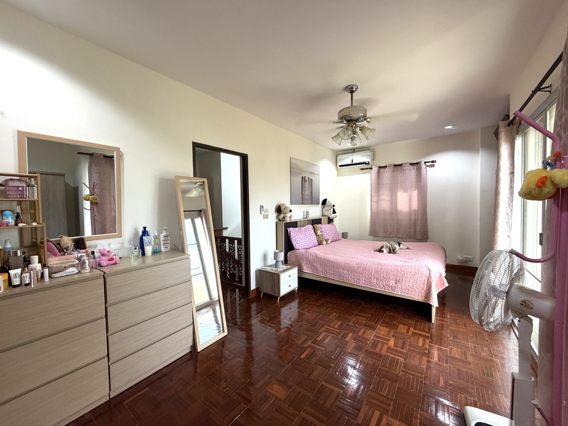 Master Bedroom med balkong